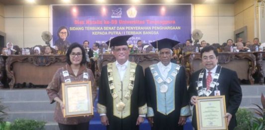 Rupiah Loyo, Sri Mulyani Sebut Gara-gara Kebijakan AS DIES NATALIS UNTAN. Menteri Keuangan Sri Mulyani saat menghadiri kegiatan Dies Natalis ke-59 Untan, Jumat (11/5), di Auditorium Untan Pontianak. NOVA SARI-RK