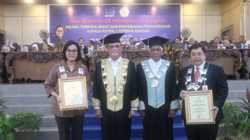 DIES NATALIS UNTAN. Menteri Keuangan Sri Mulyani saat menghadiri kegiatan Dies Natalis ke-59 Untan, Jumat (11/5), di Auditorium Untan Pontianak. NOVA SARI-RK