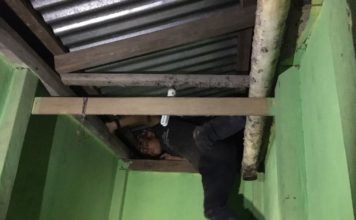 Panik Ada Razia, Pria Asal Entikong Bersembunyi di Dek Tinggalkan Pacarnya SEMBUNYI. Takut dirazia, salah seorang penghuni hotel bersembunyi di atas dek di salah satu hotel di Entikong, Sabtu (19/5) malam—Polisi for RK