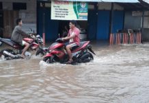 Pasar Lintang Mandor Terendam Air 60 centimeter TERENDAM. Banjir yang merendam pasar Lintang Mandor, Minggu (20/5). Antonius-RK