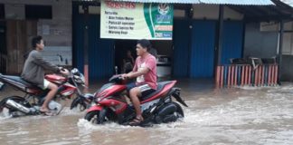 Pasar Lintang Mandor Terendam Air 60 centimeter TERENDAM. Banjir yang merendam pasar Lintang Mandor, Minggu (20/5). Antonius-RK