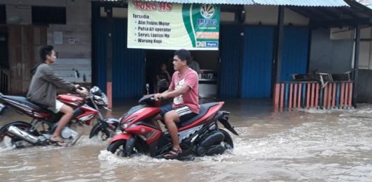 Pasar Lintang Mandor Terendam Air 60 centimeter TERENDAM. Banjir yang merendam pasar Lintang Mandor, Minggu (20/5). Antonius-RK