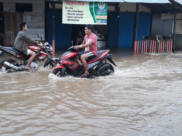 TERENDAM. Banjir yang merendam pasar Lintang Mandor, Minggu (20/5). Antonius-RK