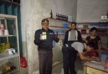 Sita Miras Malaysia OPERASI. Kapolsek Sengah Temila Iptu Sujiyanto saat menunjukkan miras yang disita dari warung di Pahauman--Polsek for Rakyat Kalbar