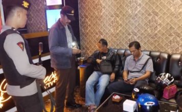 Sepasang Kekasih Diamankan, Sejumlah Wanita Diperingatkan PERIKSA. Anggota Polres Melawi ketika mengecek identitas sejumlah pengunjung THM di Melawi--Humas Polres for Rakyat Kalbar