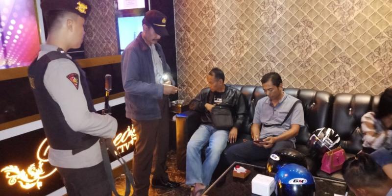 PERIKSA. Anggota Polres Melawi ketika mengecek identitas sejumlah pengunjung THM di Melawi--Humas Polres for Rakyat Kalbar