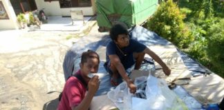 Dua Truk Ikan Malaysia Disita BARANG BUKTI. Petugas tengah menunjukkan barang bukti ikan Malaysia yang diamankan di Mapolsek Ledo--Kurnadi/RK