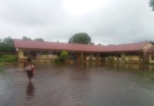 Warga Tak Bisa Beraktivitas, Terancam Gagal Panen BANJIR. Halaman salah satu sekolah di Desa Pancaroba, Sungai Ambawang, Kubu Raya yang terrendam banjir kemarin. Warga for RK