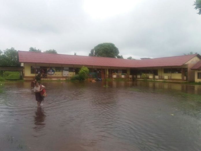 BANJIR. Halaman salah satu sekolah di Desa Pancaroba, Sungai Ambawang, Kubu Raya yang terrendam banjir kemarin. Warga for RK