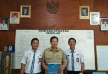 Dua Siswa SMAN 1 Ngabang ke Thailand BERPRESTASI. Kepala SMAN 1 Ngabang, Thomas Edison, bersama kedua siswa yang akan berangkat ke Bangkok, Thailand. Siswa SMAN 1 Ngabang for Rakyat Kalbar