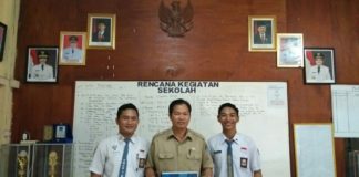 Dua Siswa SMAN 1 Ngabang ke Thailand BERPRESTASI. Kepala SMAN 1 Ngabang, Thomas Edison, bersama kedua siswa yang akan berangkat ke Bangkok, Thailand. Siswa SMAN 1 Ngabang for Rakyat Kalbar