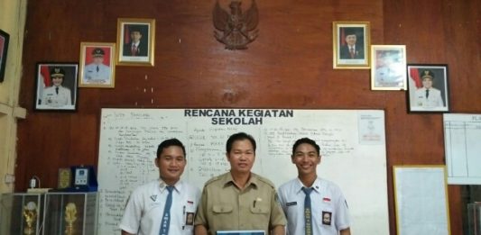 Dua Siswa SMAN 1 Ngabang ke Thailand BERPRESTASI. Kepala SMAN 1 Ngabang, Thomas Edison, bersama kedua siswa yang akan berangkat ke Bangkok, Thailand. Siswa SMAN 1 Ngabang for Rakyat Kalbar
