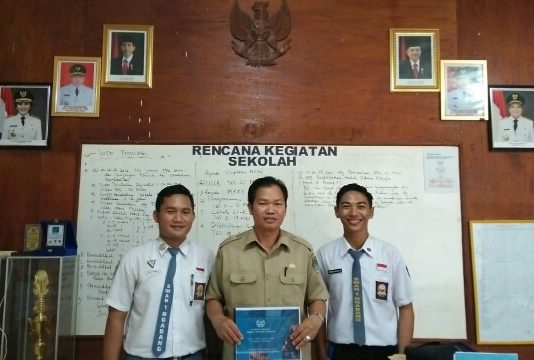 Dua Siswa SMAN 1 Ngabang ke Thailand BERPRESTASI. Kepala SMAN 1 Ngabang, Thomas Edison, bersama kedua siswa yang akan berangkat ke Bangkok, Thailand. Siswa SMAN 1 Ngabang for Rakyat Kalbar