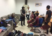 Benarkah Nirigi Sebut Bawa Bom? KLARIFIKASI. Frantinus Nirigi dan dua pramugari Lion Air saat dimintai klarifikasi di ruangan ADO Bandara Internasional Supadio Kubu Raya, Senin (28/5) malam—Humas for RK