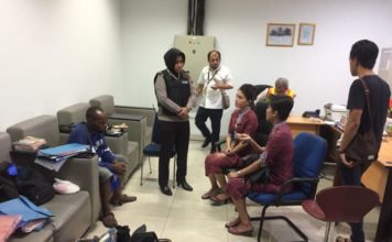 Benarkah Nirigi Sebut Bawa Bom? KLARIFIKASI. Frantinus Nirigi dan dua pramugari Lion Air saat dimintai klarifikasi di ruangan ADO Bandara Internasional Supadio Kubu Raya, Senin (28/5) malam—Humas for RK