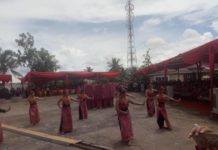 Hujan Tak Menyuruti Kemeriahan Pembukaan TARIAN. Para gadis Dayak menari pada upacara pembukaan PGD ke 33 Tahun 2018 di Rumah Radakng, Minggu (20/5). Ambrosius Junius-RK