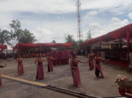 TARIAN. Para gadis Dayak menari pada upacara pembukaan PGD ke 33 Tahun 2018 di Rumah Radakng, Minggu (20/5). Ambrosius Junius-RK