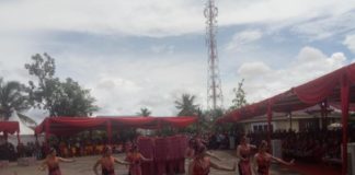 Hujan Tak Menyuruti Kemeriahan Pembukaan TARIAN. Para gadis Dayak menari pada upacara pembukaan PGD ke 33 Tahun 2018 di Rumah Radakng, Minggu (20/5). Ambrosius Junius-RK