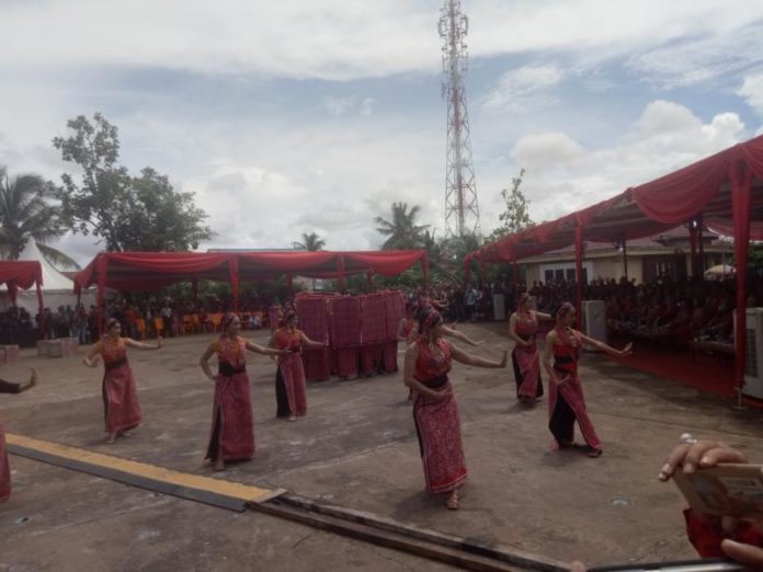 TARIAN. Para gadis Dayak menari pada upacara pembukaan PGD ke 33 Tahun 2018 di Rumah Radakng, Minggu (20/5). Ambrosius Junius-RK