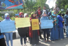 Ragam Peringatan May Day di Kalbar UNJUK RASA. Massa yang tergabung dalam FPR Kalbar melakukan aksi dalam memperingati May Day dengan berbekal kertas yang berisi bermacam tulisan dan bendera di Taman Dgulist Untan Pontinak, Selasa (1/5). Maulidi Murni