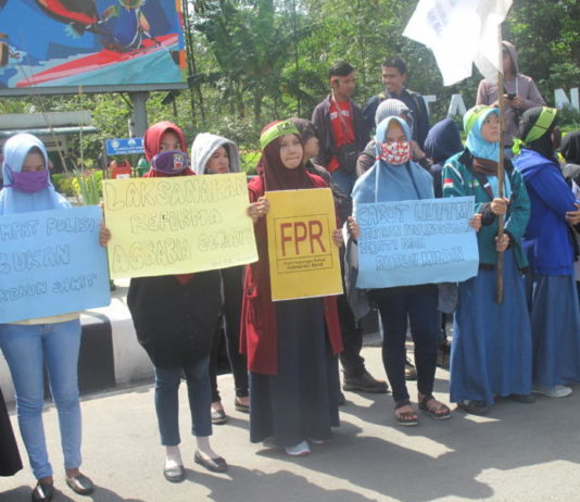 Ragam Peringatan May Day di Kalbar UNJUK RASA. Massa yang tergabung dalam FPR Kalbar melakukan aksi dalam memperingati May Day dengan berbekal kertas yang berisi bermacam tulisan dan bendera di Taman Dgulist Untan Pontinak, Selasa (1/5). Maulidi Murni