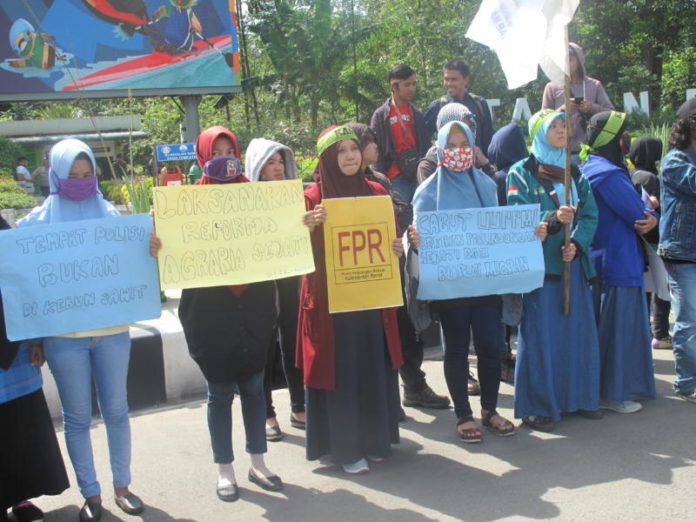 UNJUK RASA. Massa yang tergabung dalam FPR Kalbar melakukan aksi dalam memperingati May Day dengan berbekal kertas yang berisi bermacam tulisan dan bendera di Taman Dgulist Untan Pontinak, Selasa (1/5). Maulidi Murni