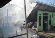 Bunyi “Tek-tek” di Lantai Dua, lalu  Rumah Mania Ludes Dilahap Api PENUH ASAP. Meski api sudah tidak tampak, asap masih terlihat, di rumah Mania, Gang Dharma Putra, tepian Sungai Kapuas, Kelurahan Tambelan Sampit, Sabtu (5/5). Para pemadam terus melakukan pendinginan. Maulidi Murni-RK