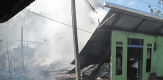 Bunyi “Tek-tek” di Lantai Dua, lalu Rumah Mania Ludes Dilahap Api PENUH ASAP. Meski api sudah tidak tampak, asap masih terlihat, di rumah Mania, Gang Dharma Putra, tepian Sungai Kapuas, Kelurahan Tambelan Sampit, Sabtu (5/5). Para pemadam terus melakukan pendinginan. Maulidi Murni-RK