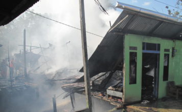 Bunyi “Tek-tek” di Lantai Dua, lalu Rumah Mania Ludes Dilahap Api PENUH ASAP. Meski api sudah tidak tampak, asap masih terlihat, di rumah Mania, Gang Dharma Putra, tepian Sungai Kapuas, Kelurahan Tambelan Sampit, Sabtu (5/5). Para pemadam terus melakukan pendinginan. Maulidi Murni-RK