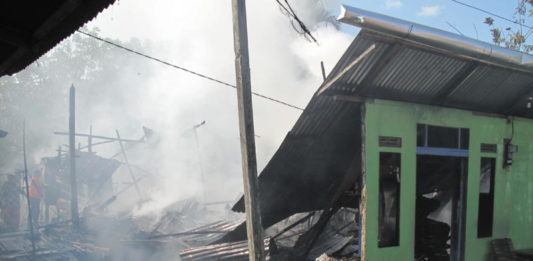 Bunyi “Tek-tek” di Lantai Dua, lalu Rumah Mania Ludes Dilahap Api PENUH ASAP. Meski api sudah tidak tampak, asap masih terlihat, di rumah Mania, Gang Dharma Putra, tepian Sungai Kapuas, Kelurahan Tambelan Sampit, Sabtu (5/5). Para pemadam terus melakukan pendinginan. Maulidi Murni-RK