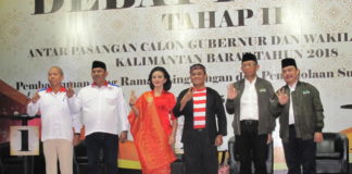 Paslon Pilkada Kalbar Peduli Lingkungan PARA KANDIDAT. Foto bersama para kandidat Pilkada Kalbar 2018, dalam acara debat public, Sabtu (5/5), di Qubu Resort, Jalan Arteri Supadio, Kubu Raya. Maulidi Murni-RK