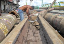 Bunyi Bum Bukan Bom SIAP-SIAP DENGAR BUM. Salah seorang warga dari Kelompok Meriam Karbit Setia Tambelan, Pontianak Timur, sedang memasang seng sebagai alas untuk menghindari rembesan air yang nantinya dicampur karbit sebagai amunisi, yang bakal menghasilkan suara menggelar, Sabtu (19/5). Maulidi Murni-RK