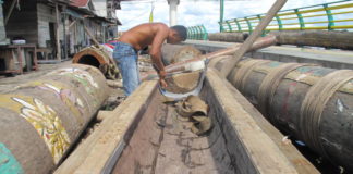 Bunyi Bum Bukan Bom SIAP-SIAP DENGAR BUM. Salah seorang warga dari Kelompok Meriam Karbit Setia Tambelan, Pontianak Timur, sedang memasang seng sebagai alas untuk menghindari rembesan air yang nantinya dicampur karbit sebagai amunisi, yang bakal menghasilkan suara menggelar, Sabtu (19/5). Maulidi Murni-RK