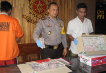 31 Koli Mercon Korek Api  dalam Kardus Lumba-lumba SITA PETASAN. Kapolresta Pontianak AKBP Wawan Kristyanto dan Kasat Reskrim Polresta Pontianak, Kompol M. Husni Ramli, saat merilis pengungkapan mercon korek api sebanyak 31 koli di markasnya, Sabtu (19/5). Maulidi Murni-RK