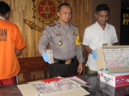 31 Koli Mercon Korek Api dalam Kardus Lumba-lumba SITA PETASAN. Kapolresta Pontianak AKBP Wawan Kristyanto dan Kasat Reskrim Polresta Pontianak, Kompol M. Husni Ramli, saat merilis pengungkapan mercon korek api sebanyak 31 koli di markasnya, Sabtu (19/5). Maulidi Murni-RK