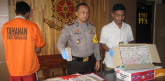 31 Koli Mercon Korek Api dalam Kardus Lumba-lumba SITA PETASAN. Kapolresta Pontianak AKBP Wawan Kristyanto dan Kasat Reskrim Polresta Pontianak, Kompol M. Husni Ramli, saat merilis pengungkapan mercon korek api sebanyak 31 koli di markasnya, Sabtu (19/5). Maulidi Murni-RK