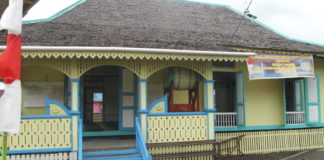 Berusia 216 Tahun, Surau Baitannur Jadi Cagar Budaya RATUSAN TAHUN. Surau Baitannur yang berada di Jalan Tritura Kelurahan Dalam Bugis, meski berusia 216 tahun masih tampak kokoh, Minggu (20/5). Maulidi Murni-RK