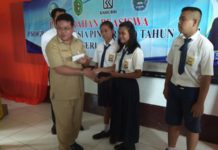 221 Siswa SMPN 1 Lumar Terima Beasiswa PIP TERIMA BANTUAN. Salah seorang siswa SMPN 1 Lumar menerima bantuan beasiswa PIP di Aula Sekolah, Senin (14/5) pagi—Kurnadi/RK