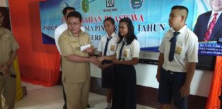 221 Siswa SMPN 1 Lumar Terima Beasiswa PIP TERIMA BANTUAN. Salah seorang siswa SMPN 1 Lumar menerima bantuan beasiswa PIP di Aula Sekolah, Senin (14/5) pagi—Kurnadi/RK