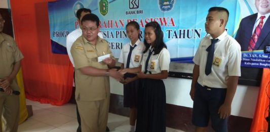 221 Siswa SMPN 1 Lumar Terima Beasiswa PIP TERIMA BANTUAN. Salah seorang siswa SMPN 1 Lumar menerima bantuan beasiswa PIP di Aula Sekolah, Senin (14/5) pagi—Kurnadi/RK