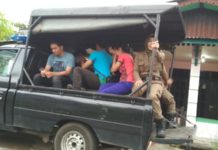 Drama di Balik Operasi Pekat Ramadan TERJARING. Pasangan yang terjaring Operasi Pekat Ramadan ketika akan dibawa melalui jalan-jalan kota ke kantor Satpol PP Pontianak menggunakan mobil patroli, Minggu (20/5) pagi. Rizka Nanda-RK