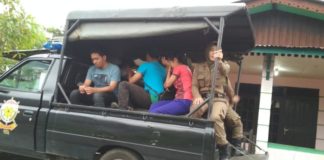 Drama di Balik Operasi Pekat Ramadan TERJARING. Pasangan yang terjaring Operasi Pekat Ramadan ketika akan dibawa melalui jalan-jalan kota ke kantor Satpol PP Pontianak menggunakan mobil patroli, Minggu (20/5) pagi. Rizka Nanda-RK