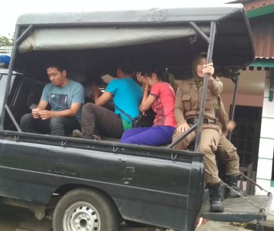 Drama di Balik Operasi Pekat Ramadan TERJARING. Pasangan yang terjaring Operasi Pekat Ramadan ketika akan dibawa melalui jalan-jalan kota ke kantor Satpol PP Pontianak menggunakan mobil patroli, Minggu (20/5) pagi. Rizka Nanda-RK