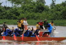 Butuh Dukungan Pemerintah untuk Lestarikan Tradisi BERTANDING. Para pendayung dragon boat ini tengah mengejar garis finish dalam perlombaan yang digelar pada Pekan Gawai Rakyat, Desa Rasau Jaya Umum, Kubu Raya, yang ke 15, Minggu (29/4). Ocsya Ade CP/RK