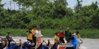 Butuh Dukungan Pemerintah untuk Lestarikan Tradisi BERTANDING. Para pendayung dragon boat ini tengah mengejar garis finish dalam perlombaan yang digelar pada Pekan Gawai Rakyat, Desa Rasau Jaya Umum, Kubu Raya, yang ke 15, Minggu (29/4). Ocsya Ade CP/RK