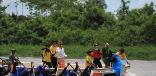 Butuh Dukungan Pemerintah untuk Lestarikan Tradisi BERTANDING. Para pendayung dragon boat ini tengah mengejar garis finish dalam perlombaan yang digelar pada Pekan Gawai Rakyat, Desa Rasau Jaya Umum, Kubu Raya, yang ke 15, Minggu (29/4). Ocsya Ade CP/RK