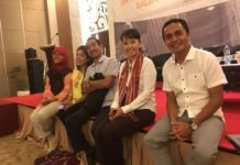 Celengan yang Membawa Terang INDONESIA TERANG. Tim TNP2K bersama Roy Babys anggota DPRD Timor Tengah Selatan seusai seminar Indonesia Terang di Jakarta pekan lalu. Joko intarto for RK