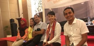 Celengan yang Membawa Terang INDONESIA TERANG. Tim TNP2K bersama Roy Babys anggota DPRD Timor Tengah Selatan seusai seminar Indonesia Terang di Jakarta pekan lalu. Joko intarto for RK