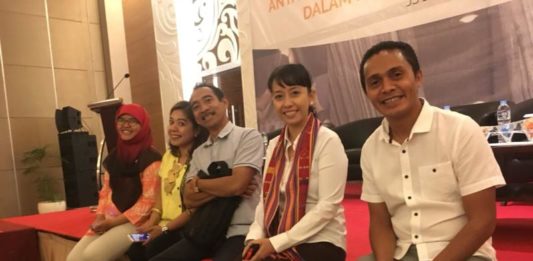 Celengan yang Membawa Terang INDONESIA TERANG. Tim TNP2K bersama Roy Babys anggota DPRD Timor Tengah Selatan seusai seminar Indonesia Terang di Jakarta pekan lalu. Joko intarto for RK