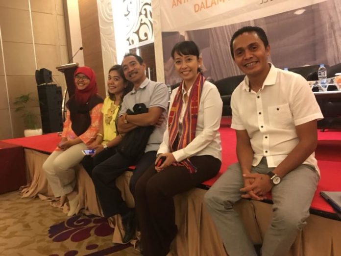 INDONESIA TERANG. Tim TNP2K bersama Roy Babys anggota DPRD Timor Tengah Selatan seusai seminar Indonesia Terang di Jakarta pekan lalu. Joko intarto for RK